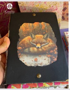 Grimoire relié à la main renard